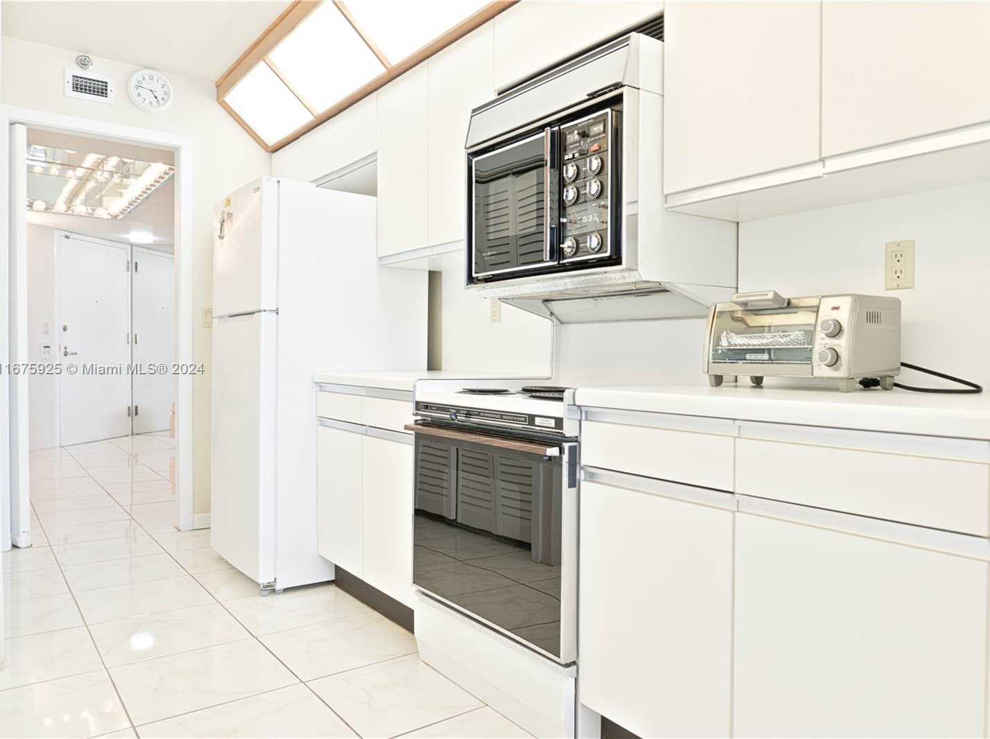 Small Image of 19355 TURNBERRY WAY #20B, Aventura Number 4