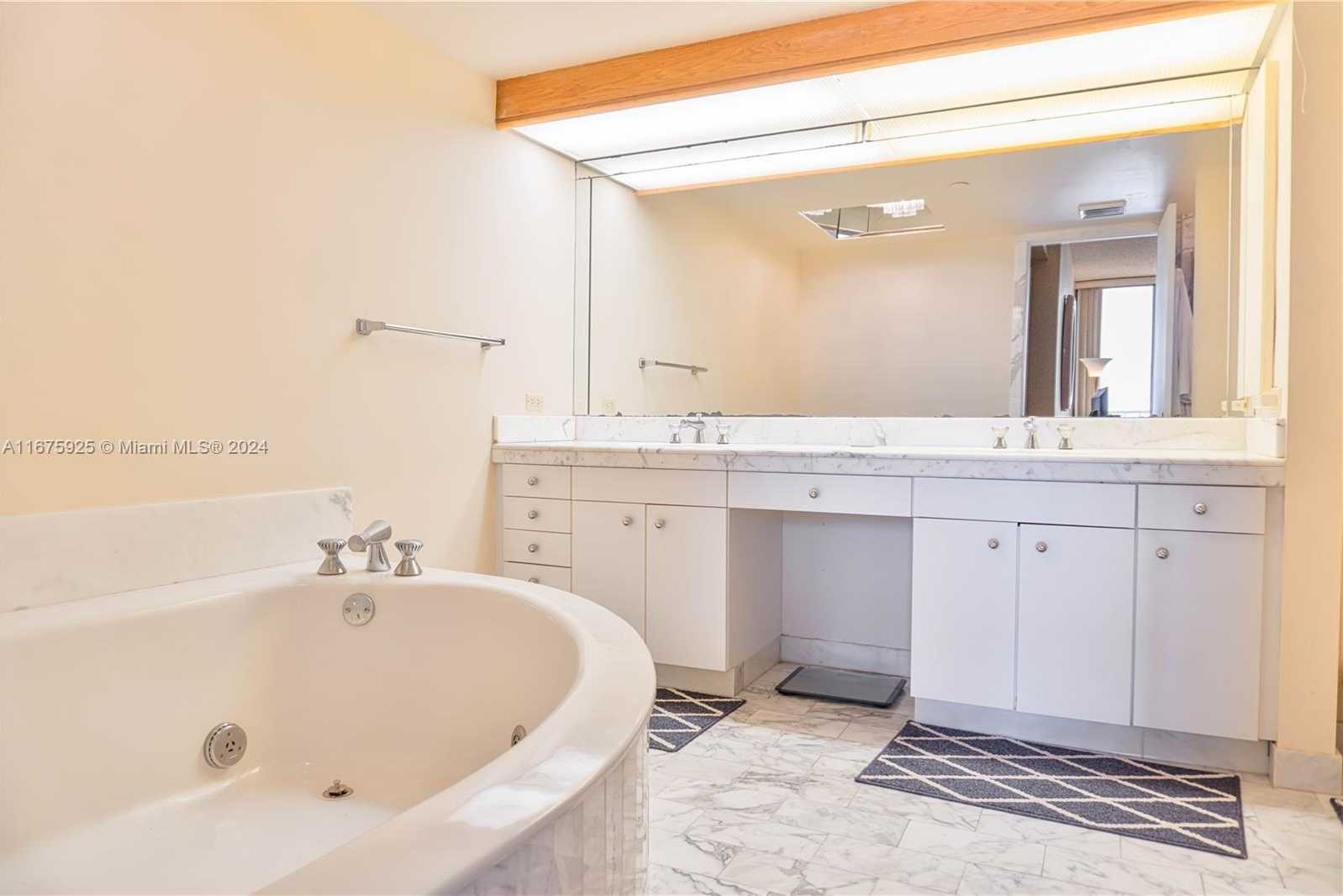 Small Image of 19355 TURNBERRY WAY #20B, Aventura Number 8