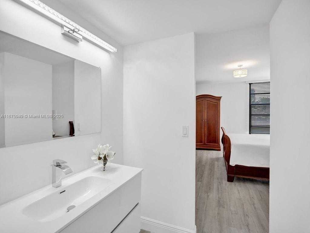 Small Image of 20400 WEST COUNTRY CLUB DR #301, Aventura Number 2