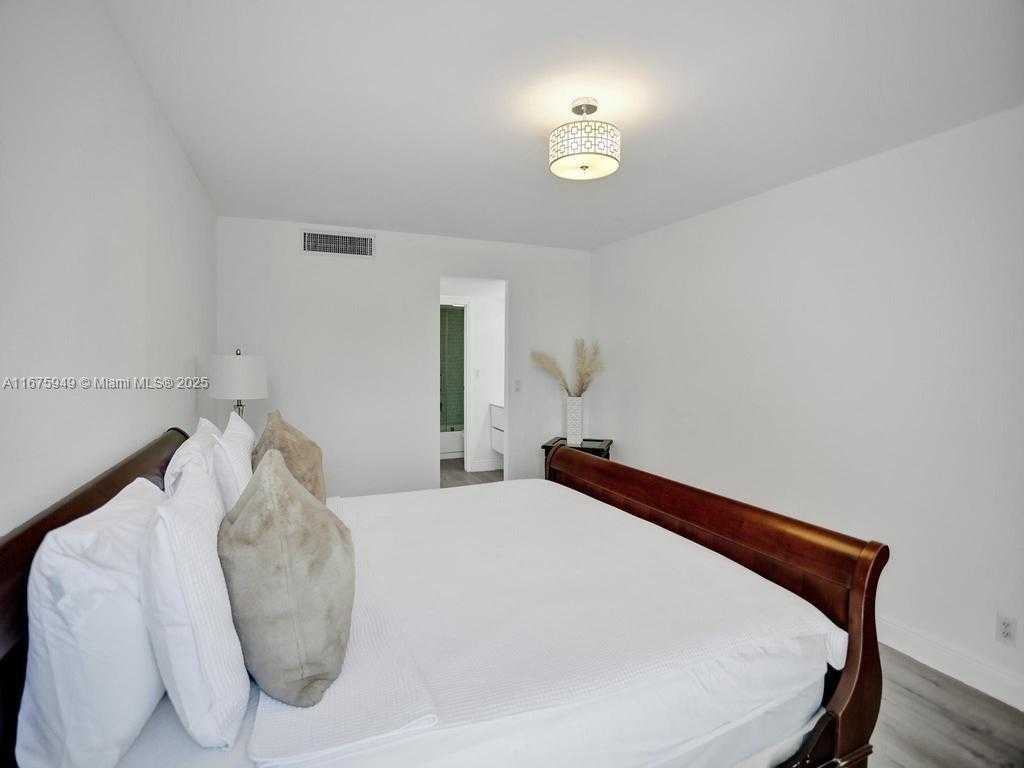 Small Image of 20400 WEST COUNTRY CLUB DR #301, Aventura Number 20