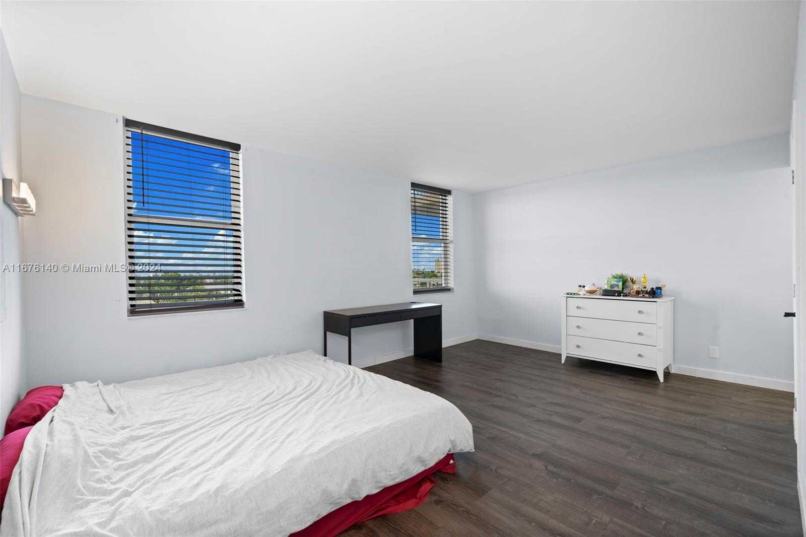 Small Image of 437 GOLDEN ISLES DR #5J, Hallandale Beach Number 13