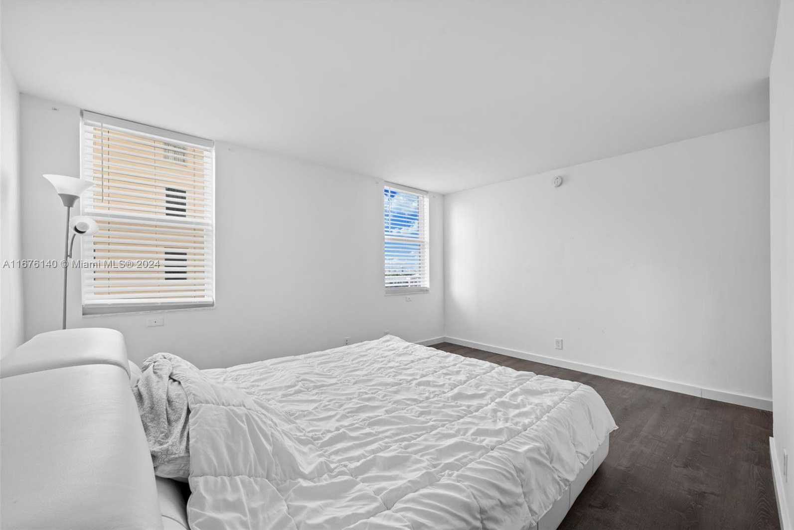 Small Image of 437 GOLDEN ISLES DR #5J, Hallandale Beach Number 17