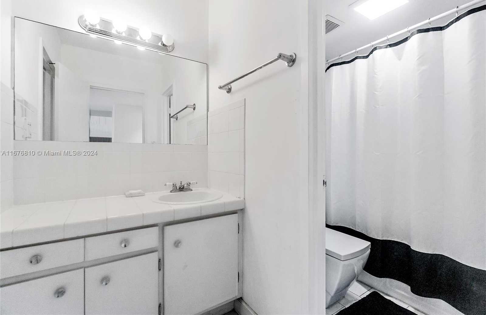 Small Image of 100 Lincoln Rd, Miami Beach, FL 33139, USA Number 11