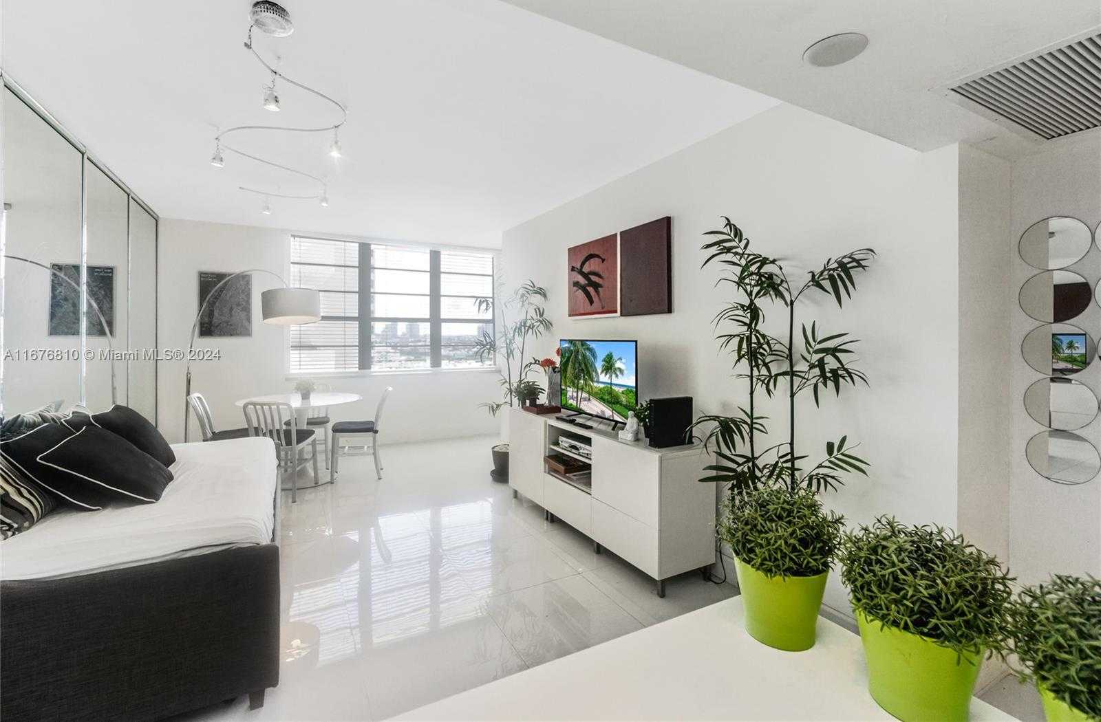 Small Image of 100 Lincoln Rd, Miami Beach, FL 33139, USA Number 2