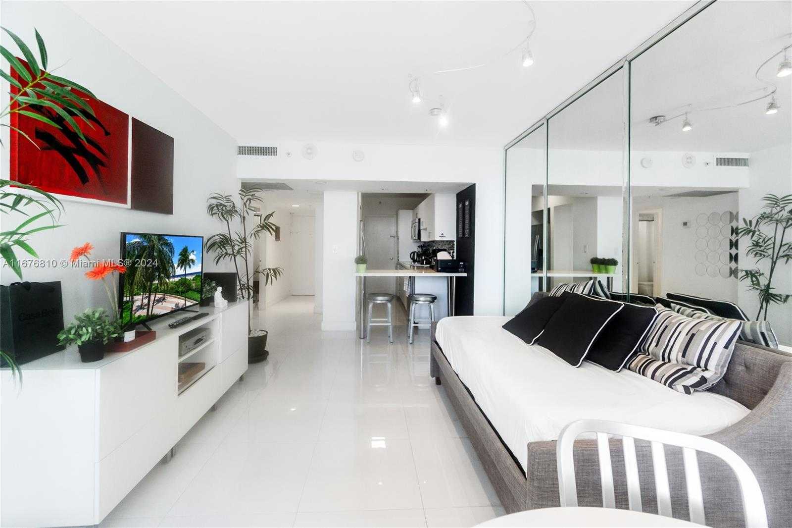 Small Image of 100 Lincoln Rd, Miami Beach, FL 33139, USA Number 3