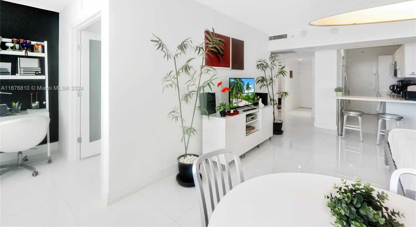Small Image of 100 Lincoln Rd, Miami Beach, FL 33139, USA Number 4