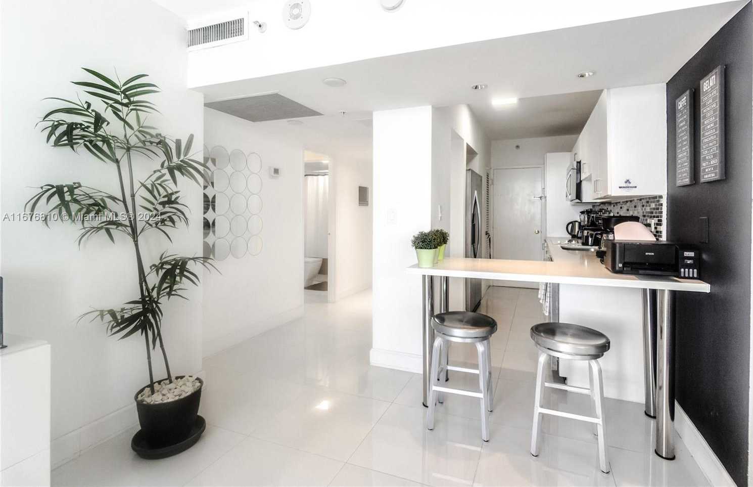 Small Image of 100 Lincoln Rd, Miami Beach, FL 33139, USA Number 5