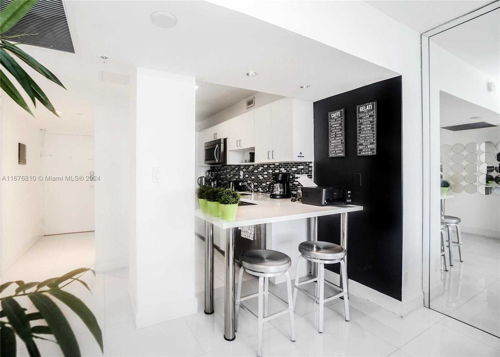 Small Image of 100 Lincoln Rd, Miami Beach, FL 33139, USA Number 7