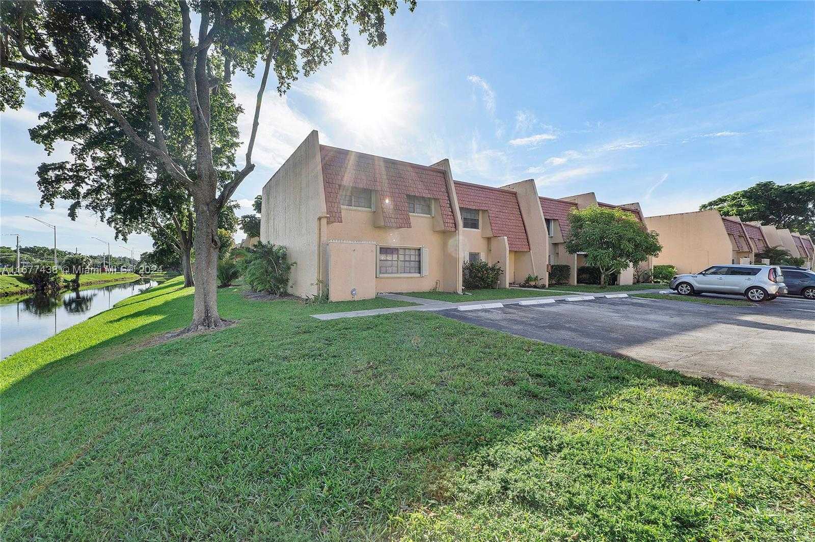 Small Image of 34 MEACHAM LN, Tamarac Number 16