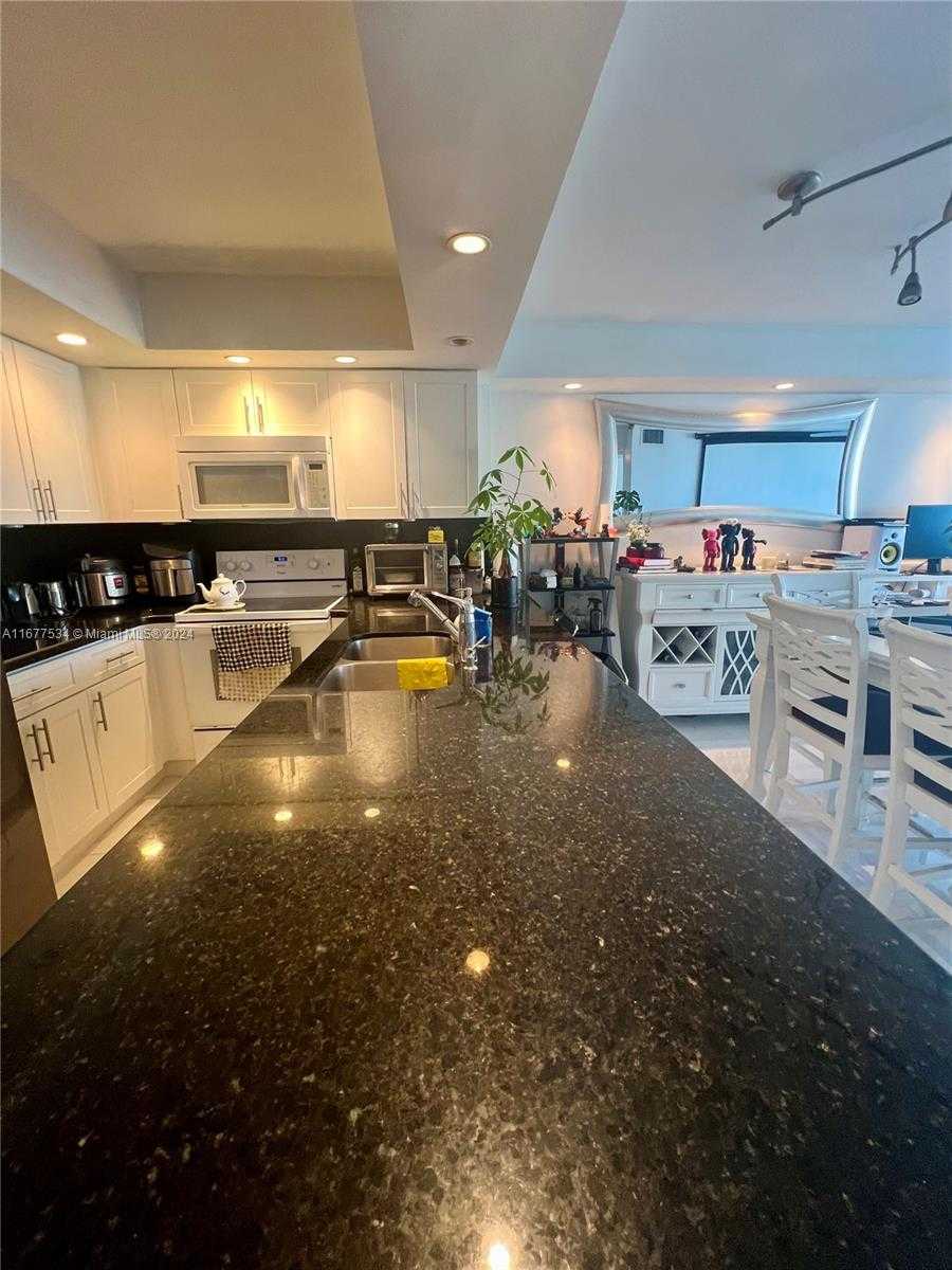 Small Image of 5838 COLLINS AVE #14D, Miami Beach Number 4
