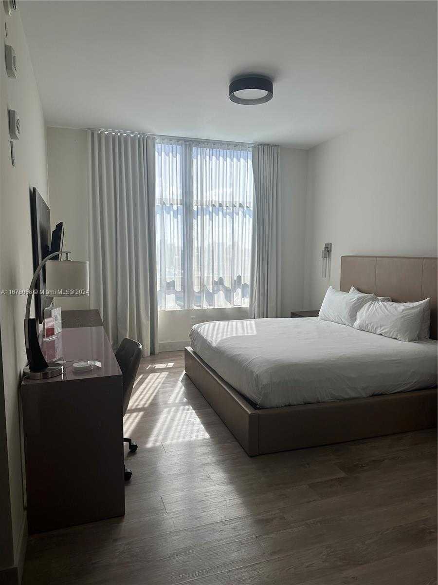 Small Image of 777 #S428, Hollywood Number 5