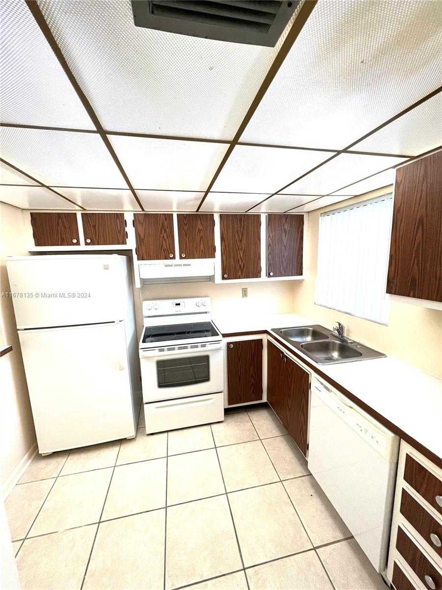 Small Image of 6570 ROYAL PALM BLVD #107J, Margate Number 3