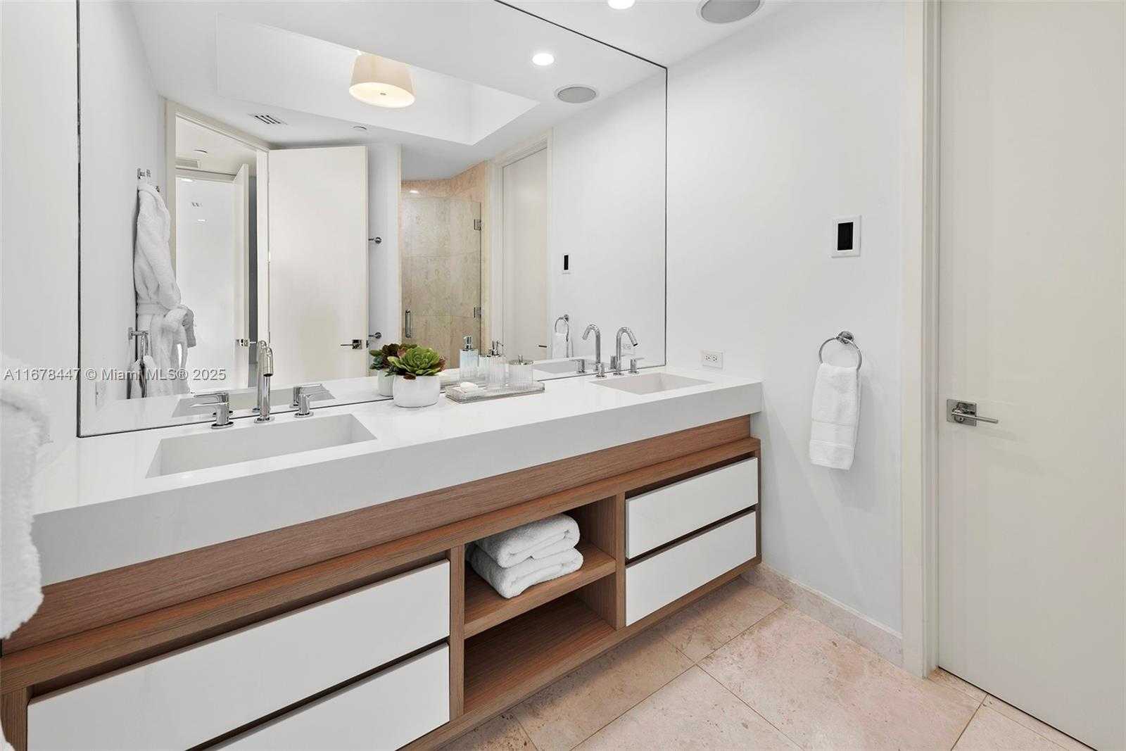 Small Image of 100 SOUTH POINTE DR #3402, Miami Beach Number 19