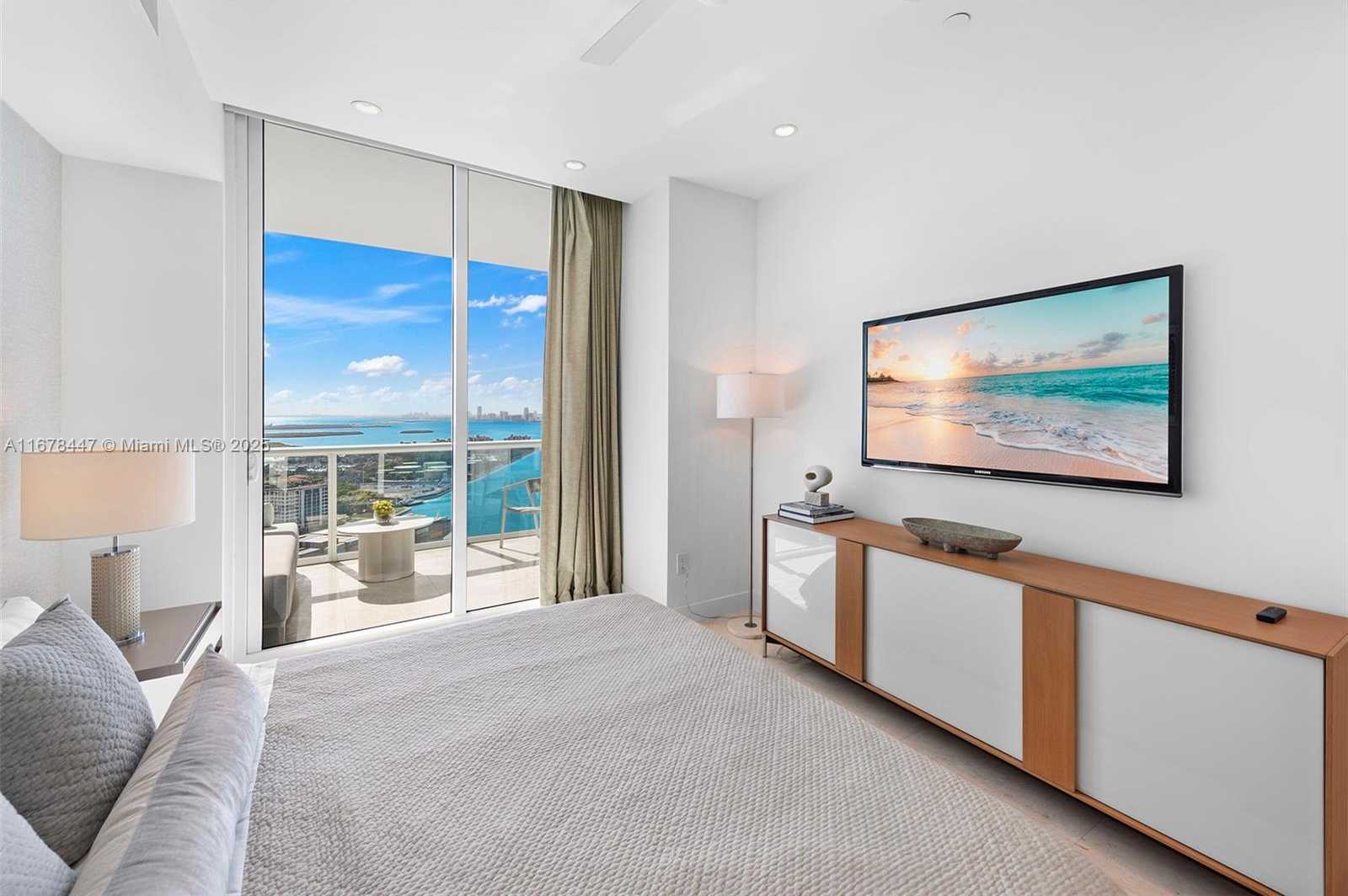 Small Image of 100 SOUTH POINTE DR #3402, Miami Beach Number 23