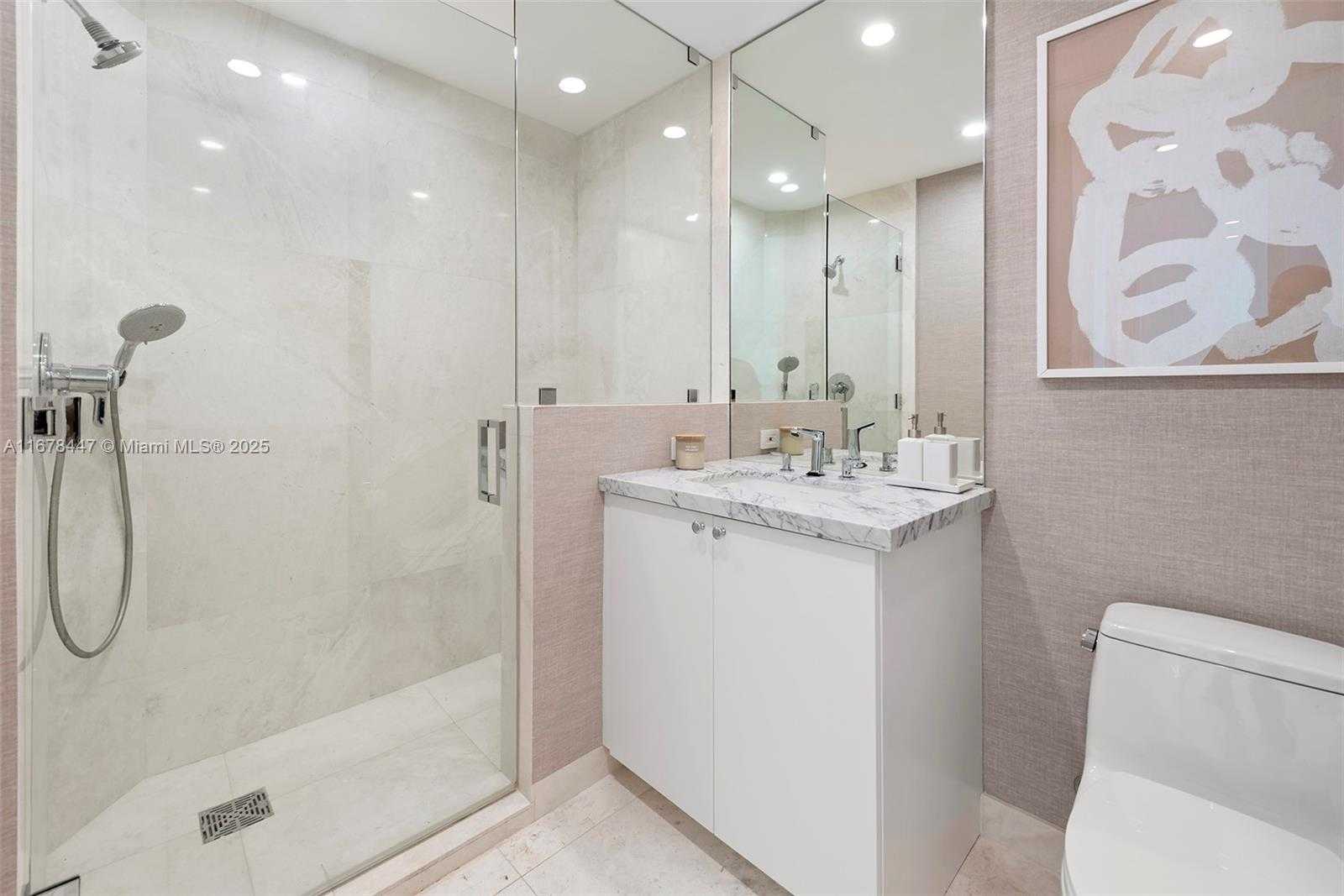 Small Image of 100 SOUTH POINTE DR #3402, Miami Beach Number 24