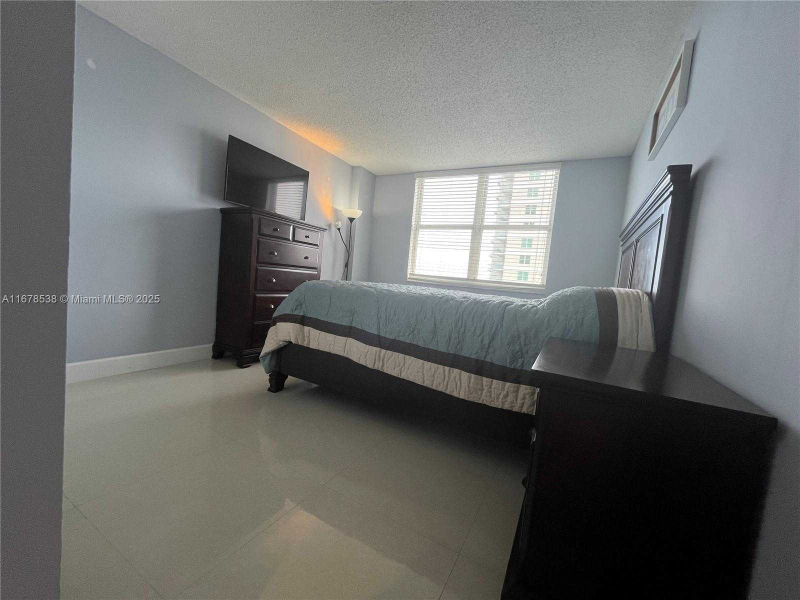 Small Image of 770 CLAUGHTON ISLAND DR #1414, Miami Number 13