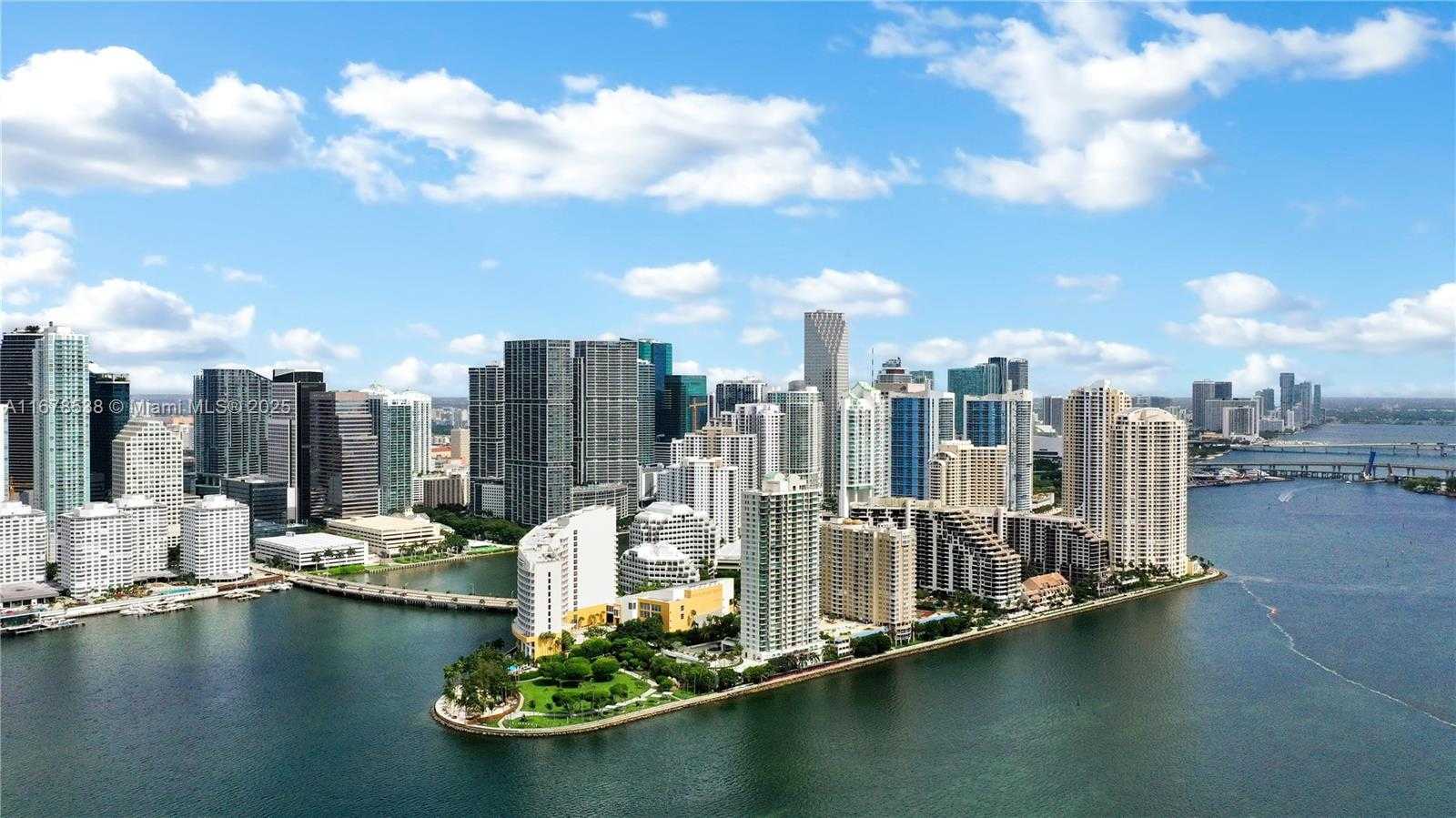 Small Image of 770 CLAUGHTON ISLAND DR #1414, Miami Number 23