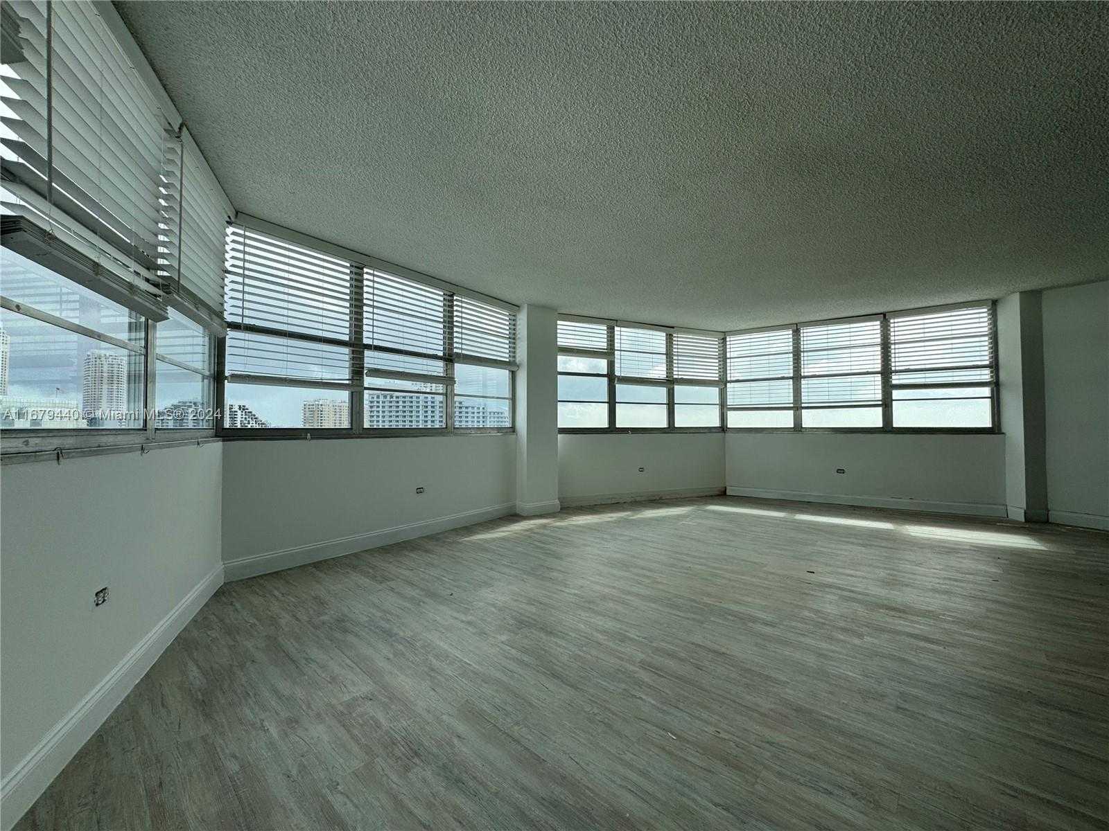 Small Image of 905 BRICKELL BAY DR #1530, Miami Number 12