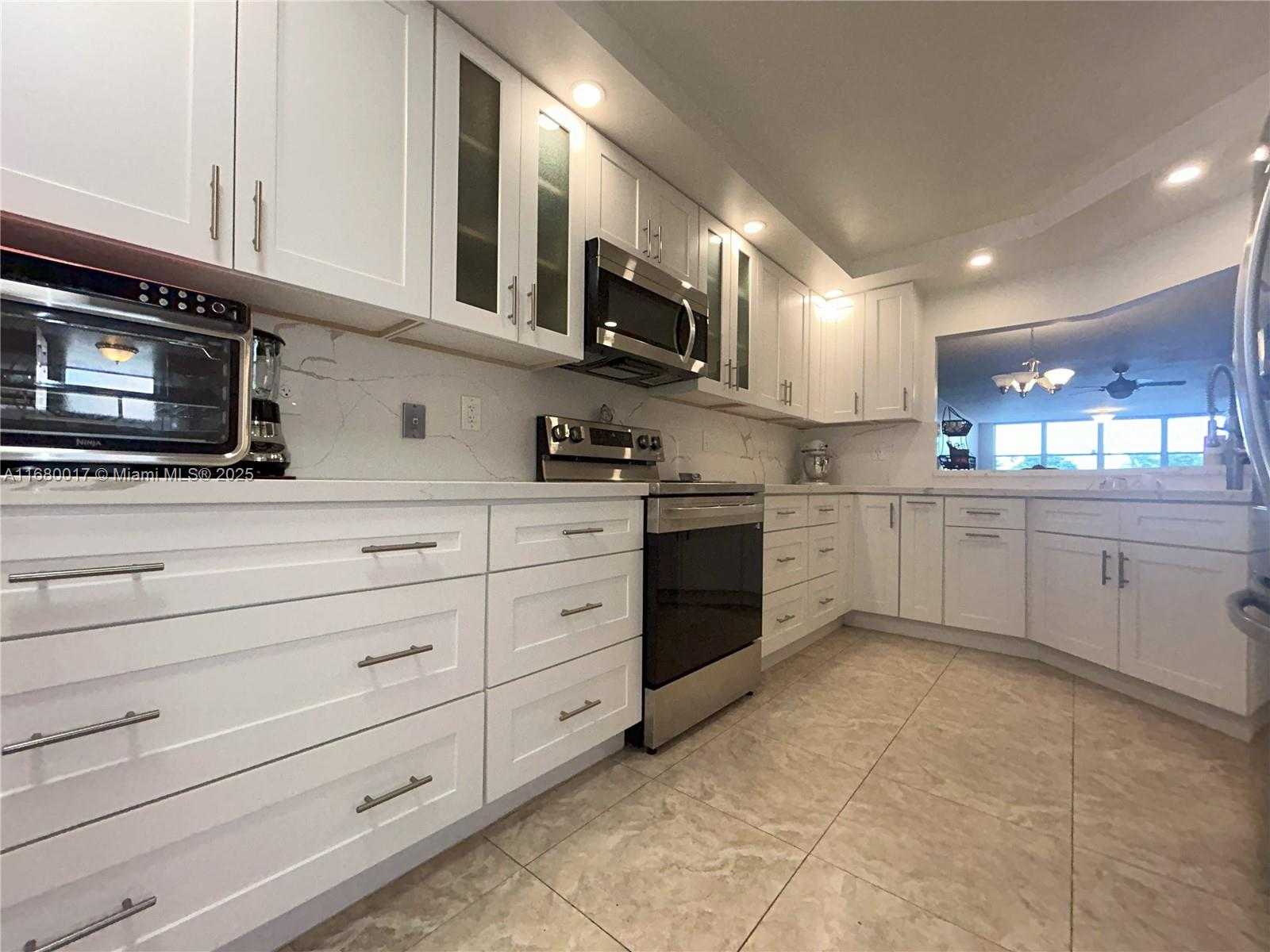 Small Image of 2521 NW 104th Ave, Sunrise, FL 33322, USA Number 5