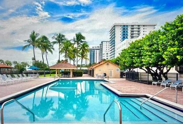 Small Image of 2555 #2001, Miami Beach Number 26