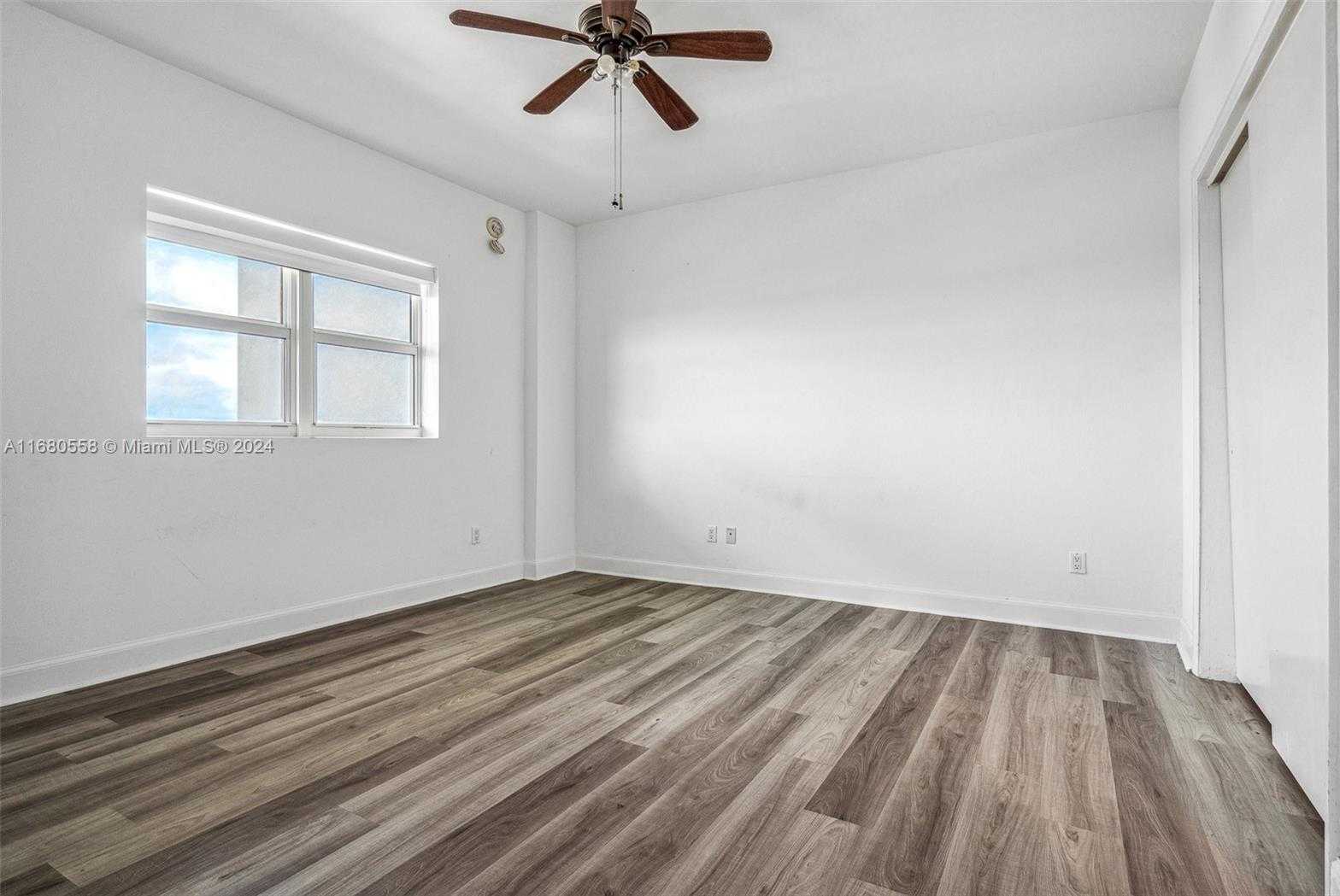 Small Image of 14951 ROYAL OAKS LN #1706, North Miami Number 13