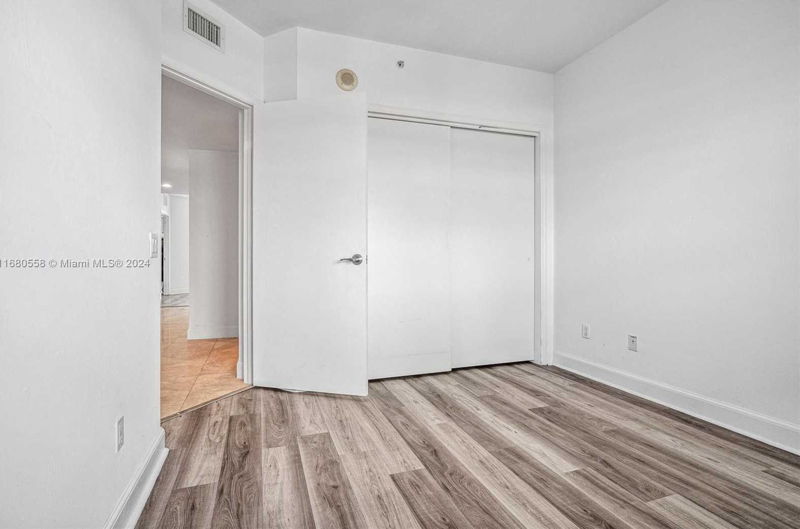 Small Image of 14951 ROYAL OAKS LN #1706, North Miami Number 16