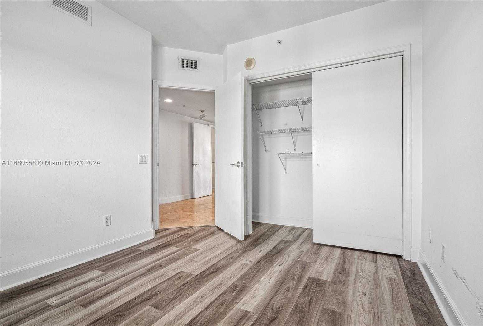 Small Image of 14951 ROYAL OAKS LN #1706, North Miami Number 17
