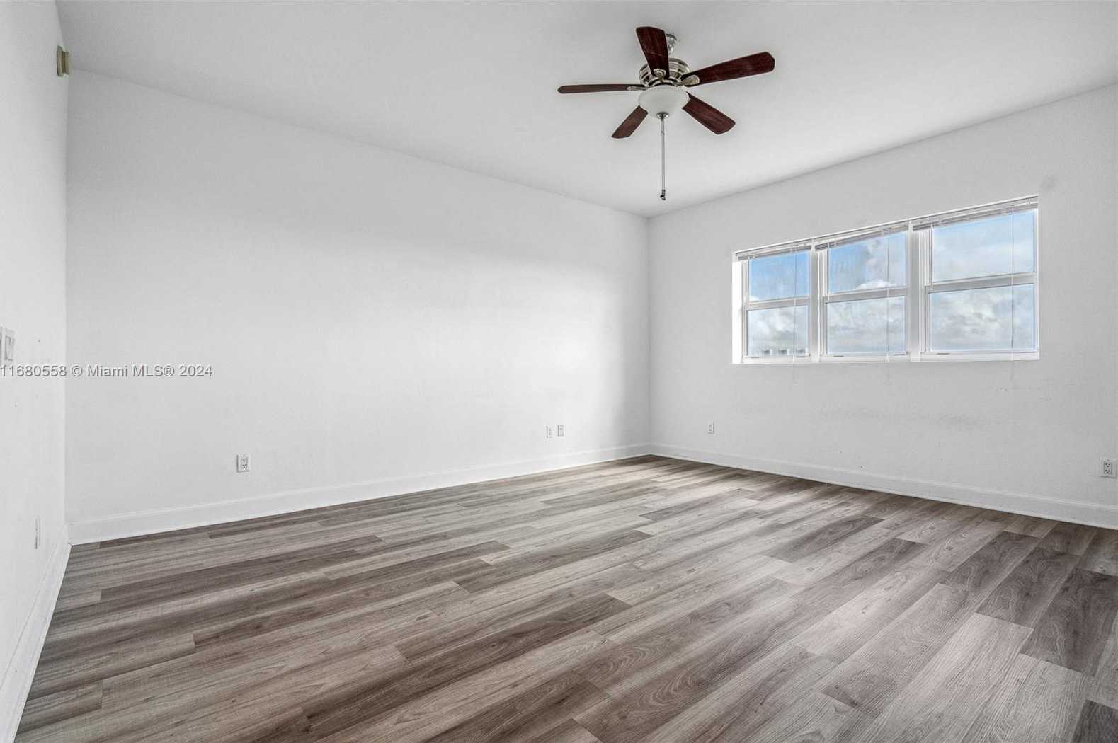 Small Image of 14951 ROYAL OAKS LN #1706, North Miami Number 19