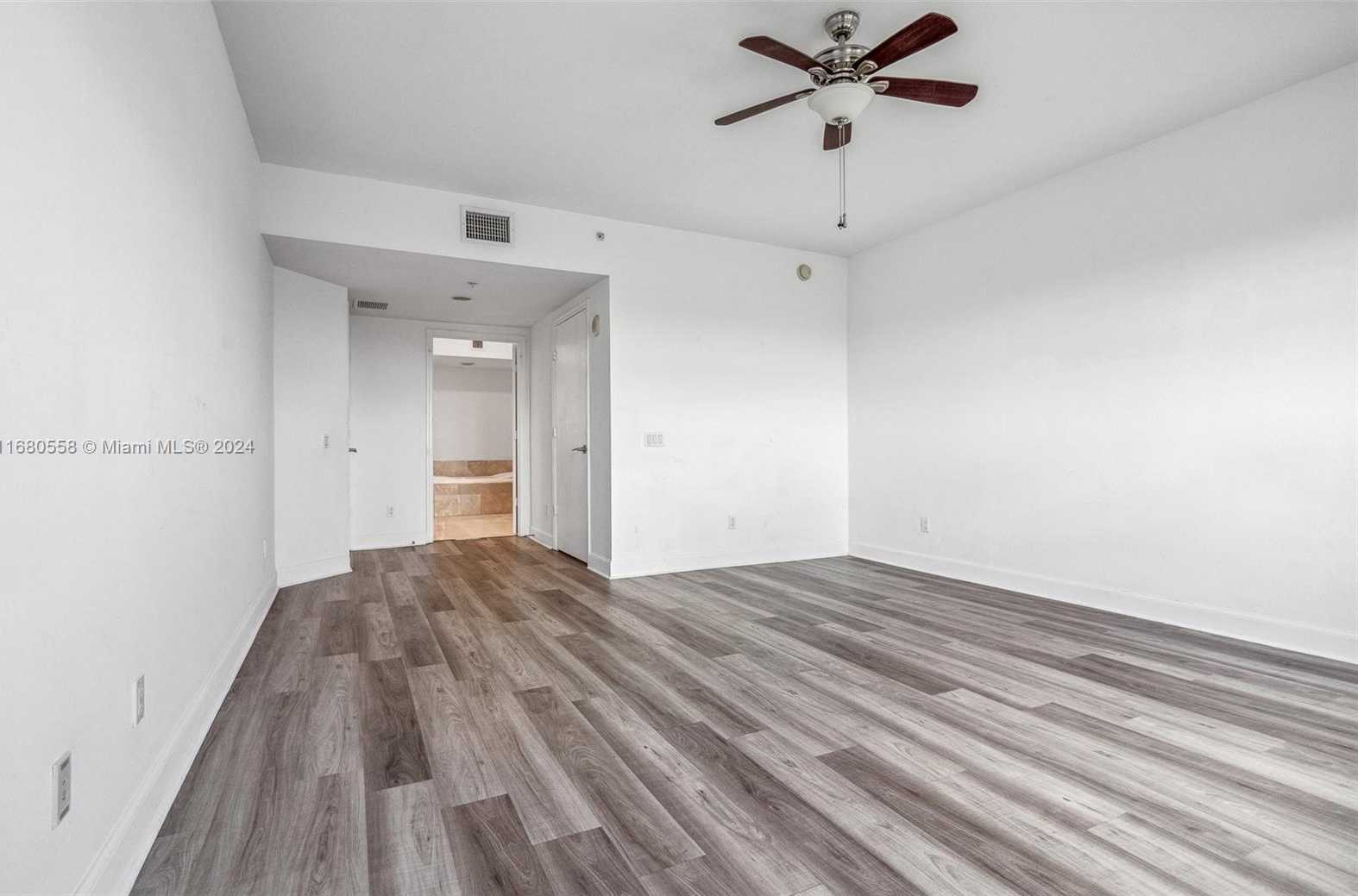 Small Image of 14951 ROYAL OAKS LN #1706, North Miami Number 20