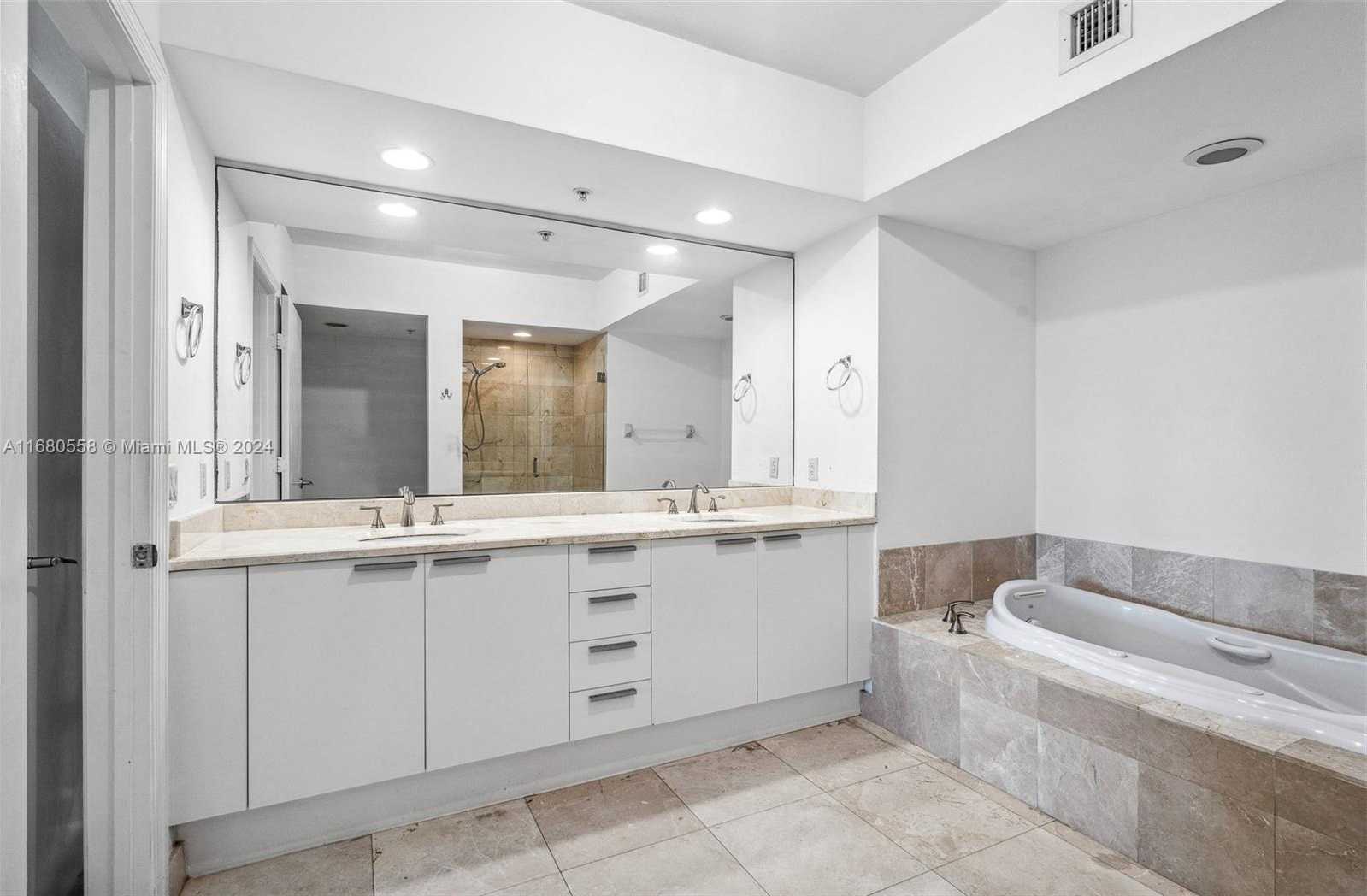 Small Image of 14951 ROYAL OAKS LN #1706, North Miami Number 22