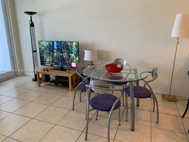 Small Image of 100 Lincoln Rd, Miami Beach, FL 33139, USA Number 2