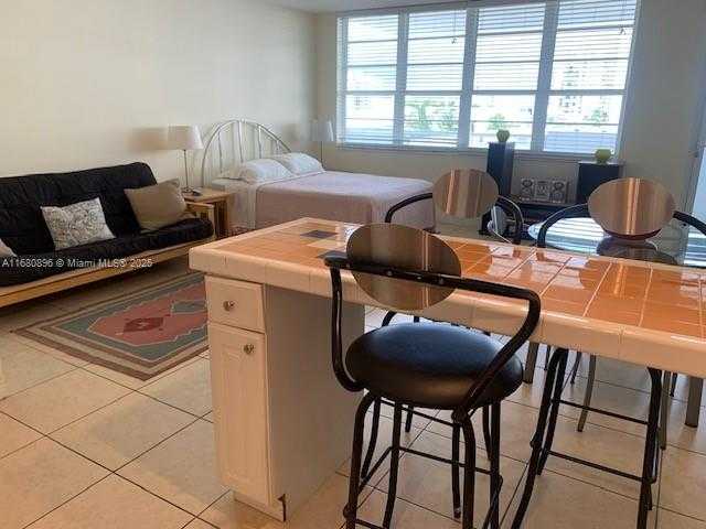 Small Image of 100 Lincoln Rd, Miami Beach, FL 33139, USA Number 3