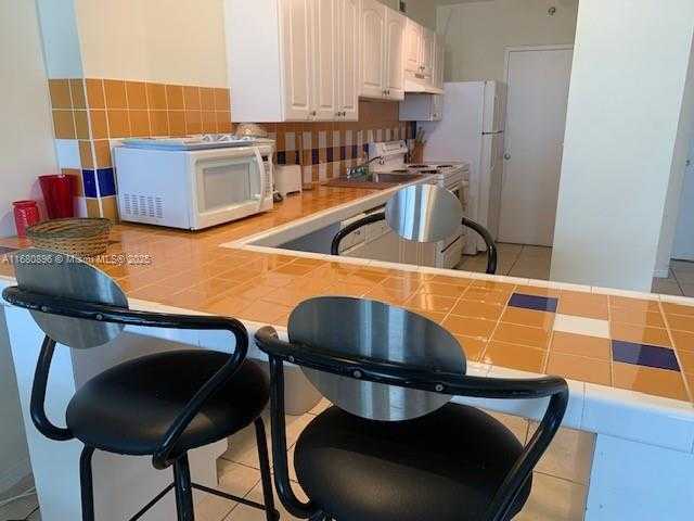 Small Image of 100 Lincoln Rd, Miami Beach, FL 33139, USA Number 4