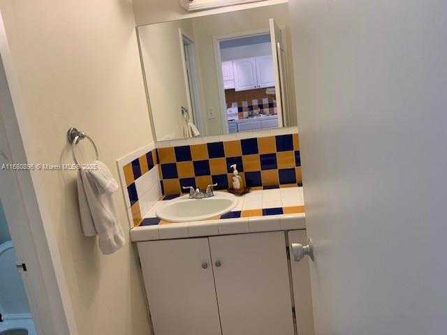 Small Image of 100 Lincoln Rd, Miami Beach, FL 33139, USA Number 6