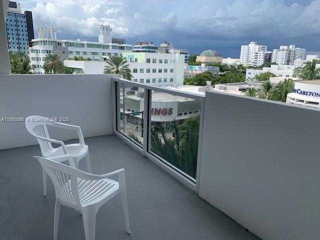 Small Image of 100 Lincoln Rd, Miami Beach, FL 33139, USA Number 8