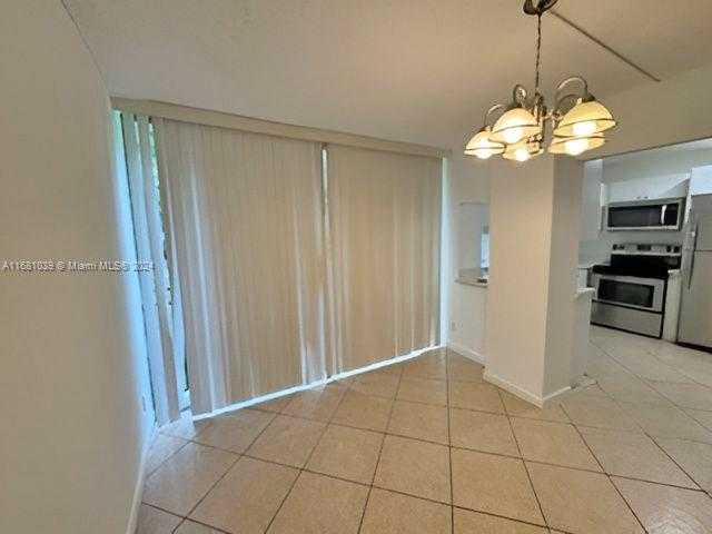 Small Image of 17021 NORTH BAY RD #124, Sunny Isles Beach Number 4