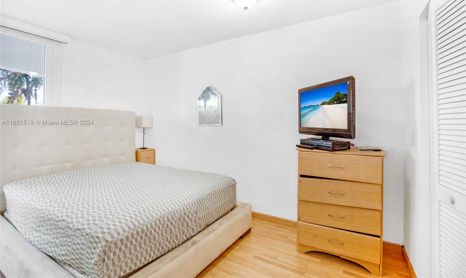 Small Image of 5401 Collins Ave, Miami Beach, FL 33140, USA Number 10