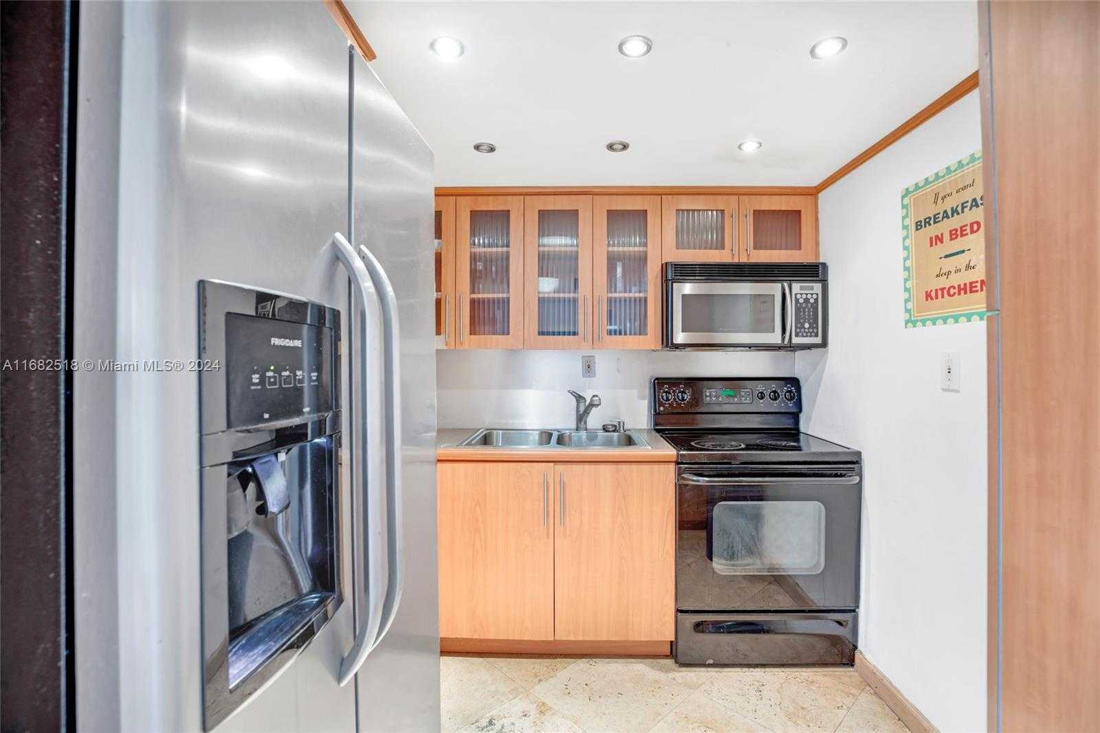 Small Image of 5401 Collins Ave, Miami Beach, FL 33140, USA Number 3