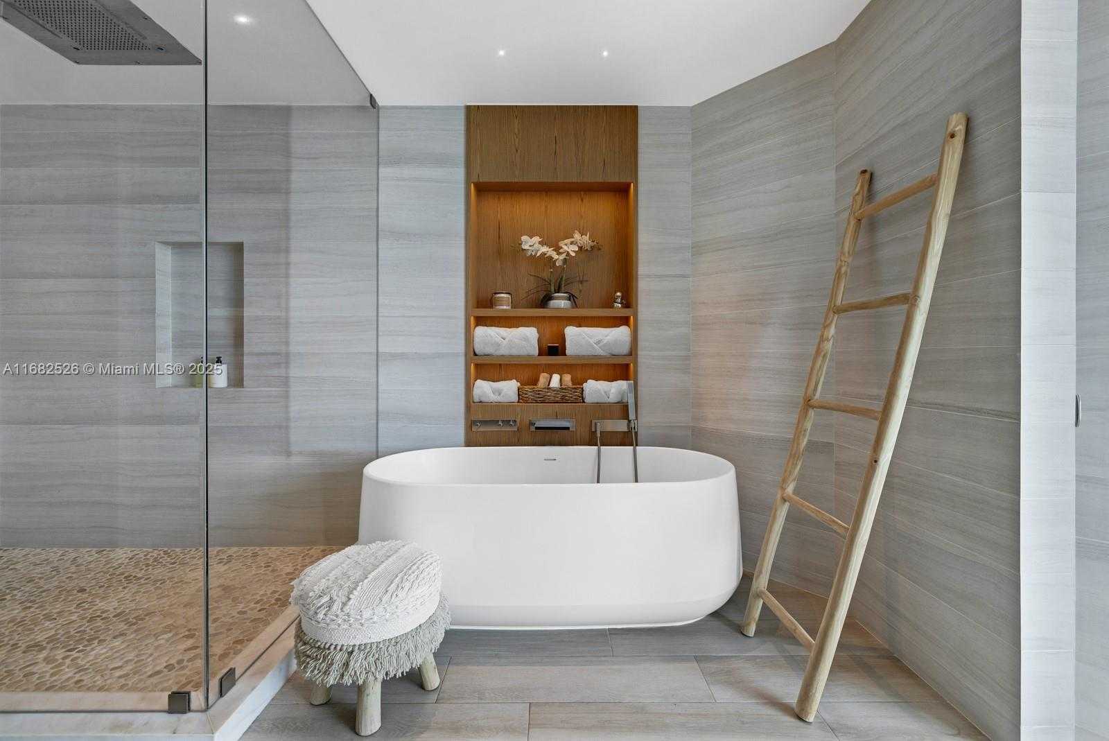 Small Image of 100 SOUTH POINTE DR #3803, Miami Beach Number 20