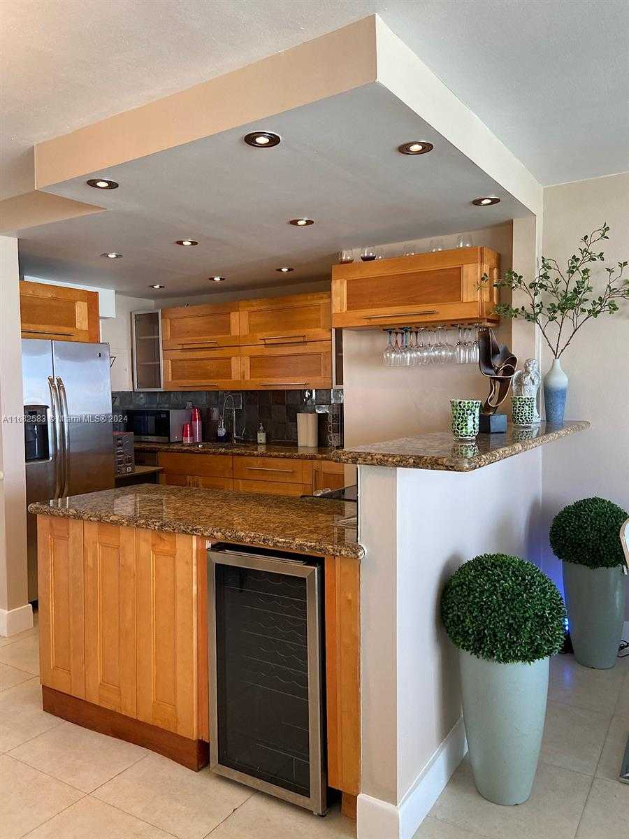 Small Image of 1000 WEST AVE #910, Miami Beach Number 2