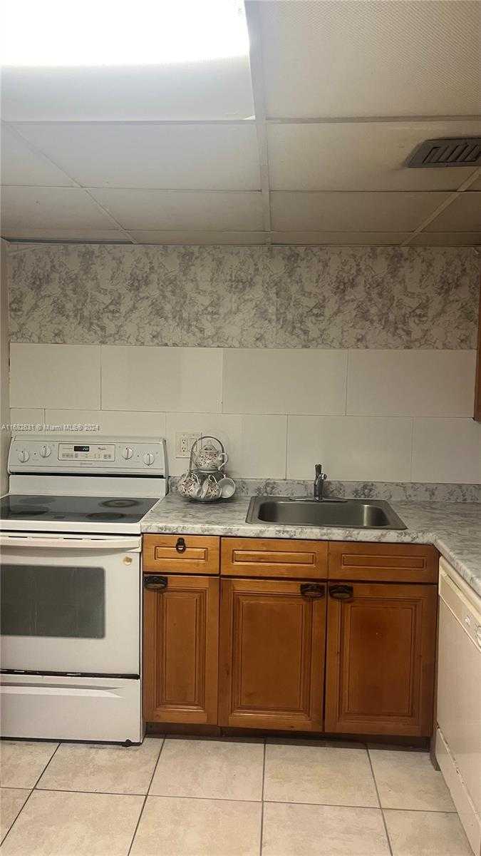 Small Image of 1825 WEST 44TH PL #309, Hialeah Number 3