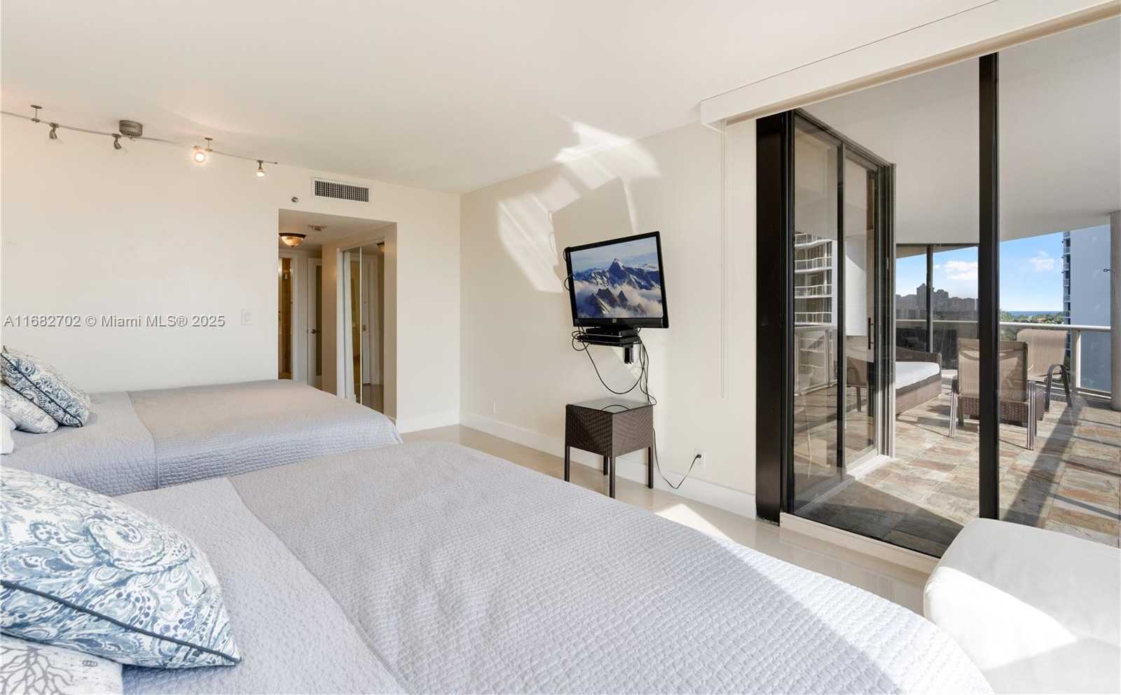 Small Image of 3600 YACHT CLUB DR #803, Aventura Number 9