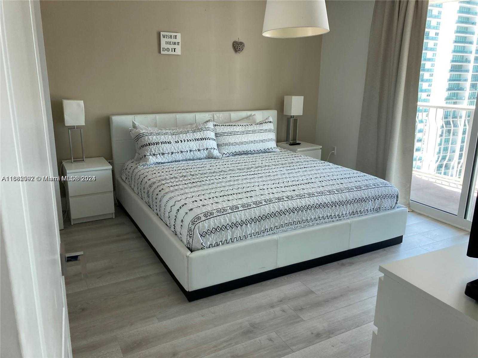 Small Image of 1200 BRICKELL BAY DR #3705, Miami Number 6