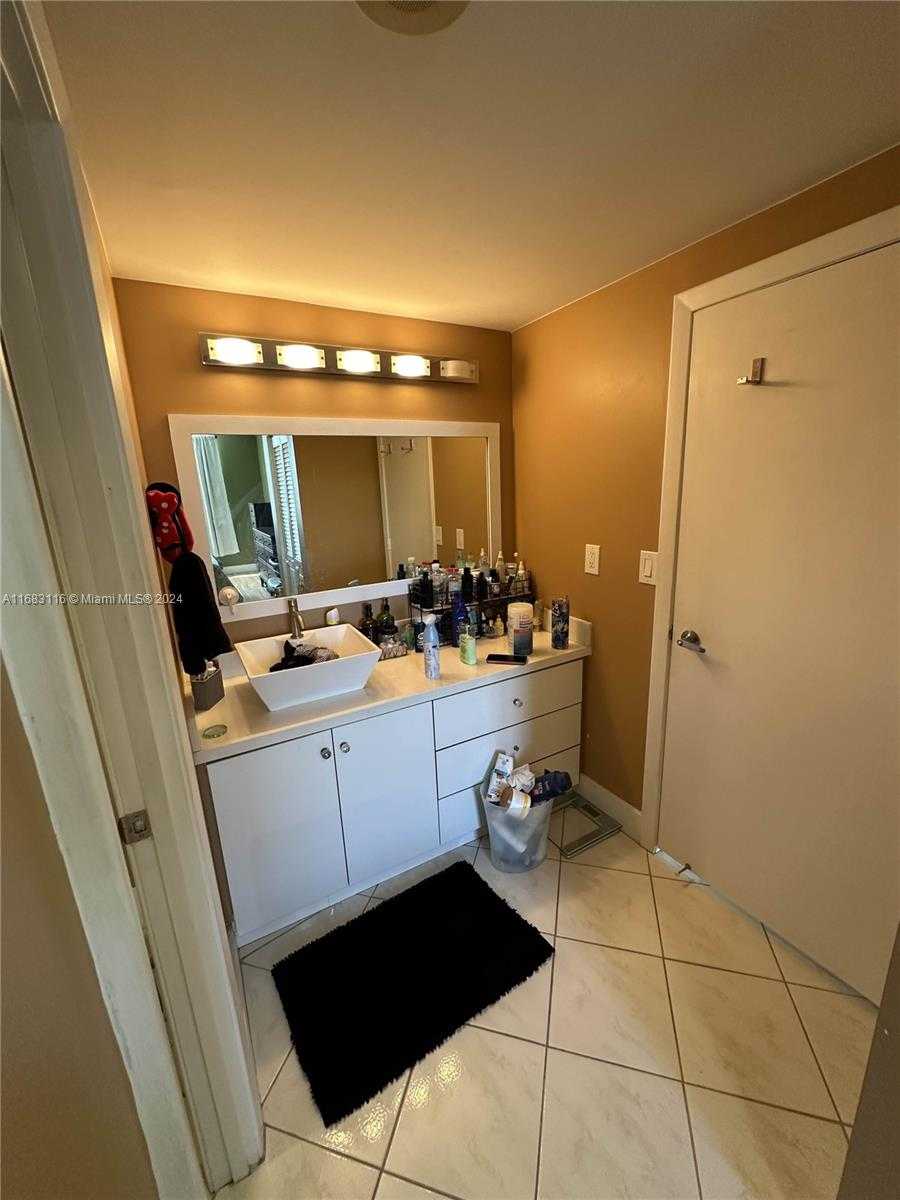 Small Image of 300 BAYVIEW DR #703, Sunny Isles Beach Number 10