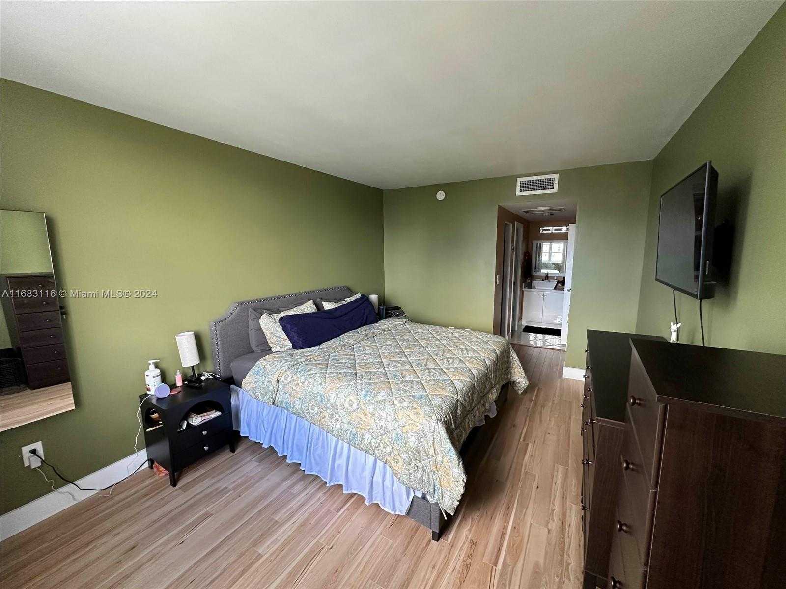Small Image of 300 BAYVIEW DR #703, Sunny Isles Beach Number 12