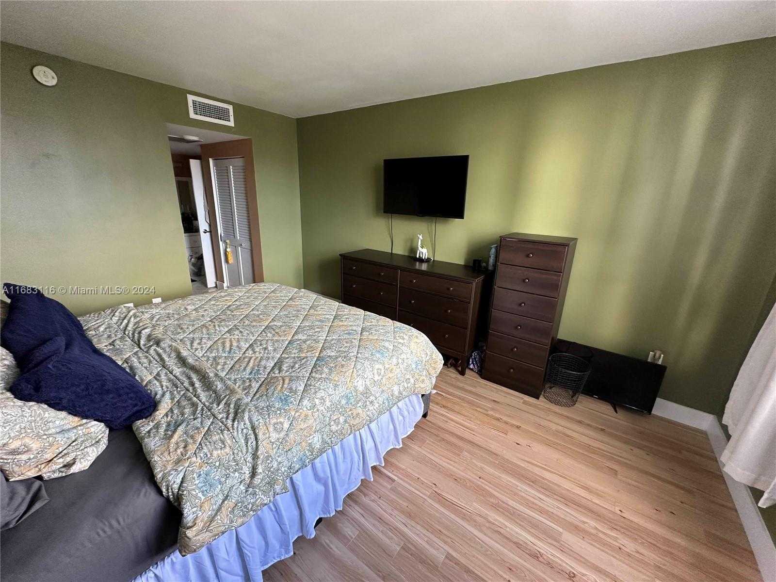 Small Image of 300 BAYVIEW DR #703, Sunny Isles Beach Number 13