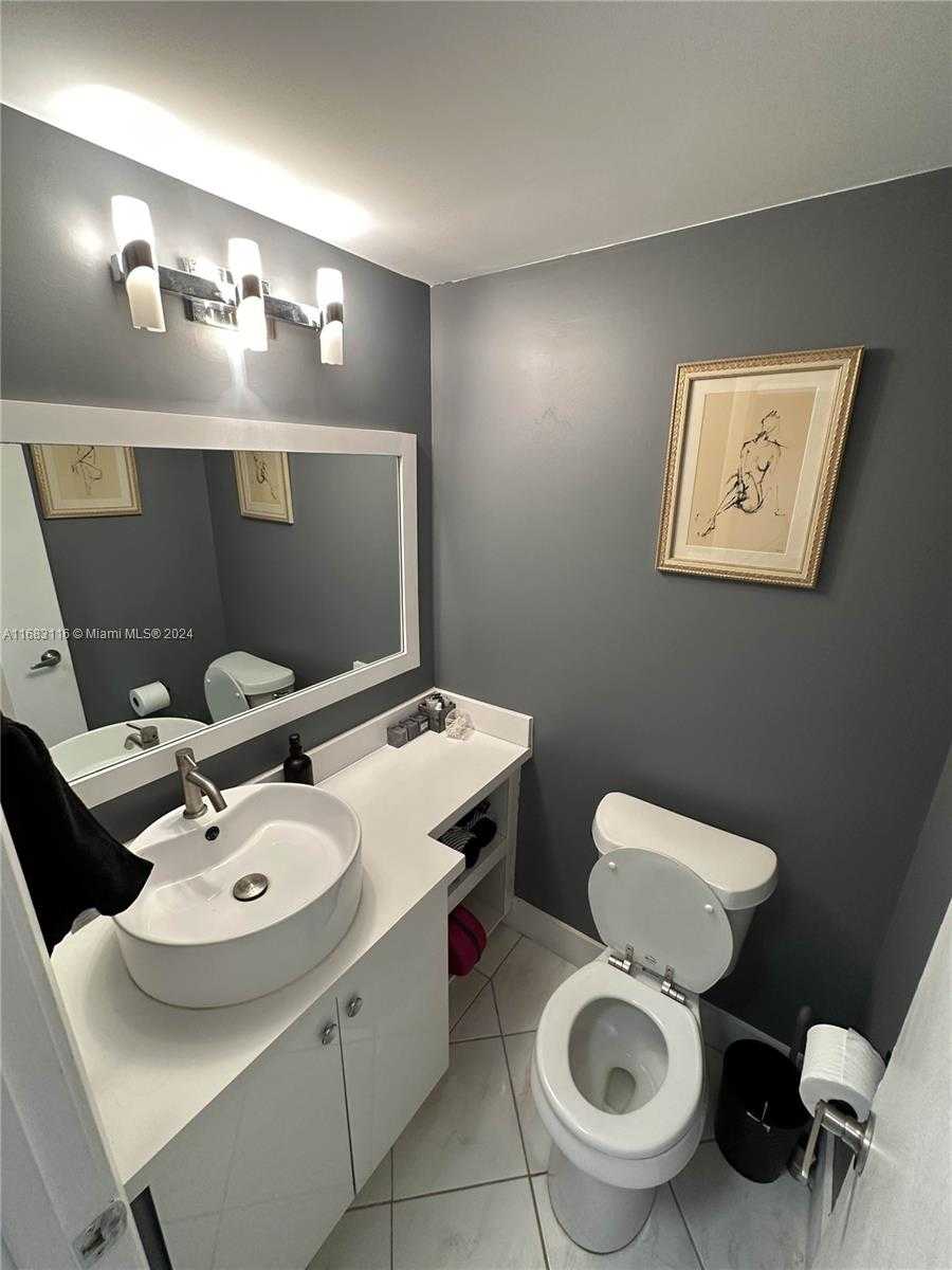 Small Image of 300 BAYVIEW DR #703, Sunny Isles Beach Number 3