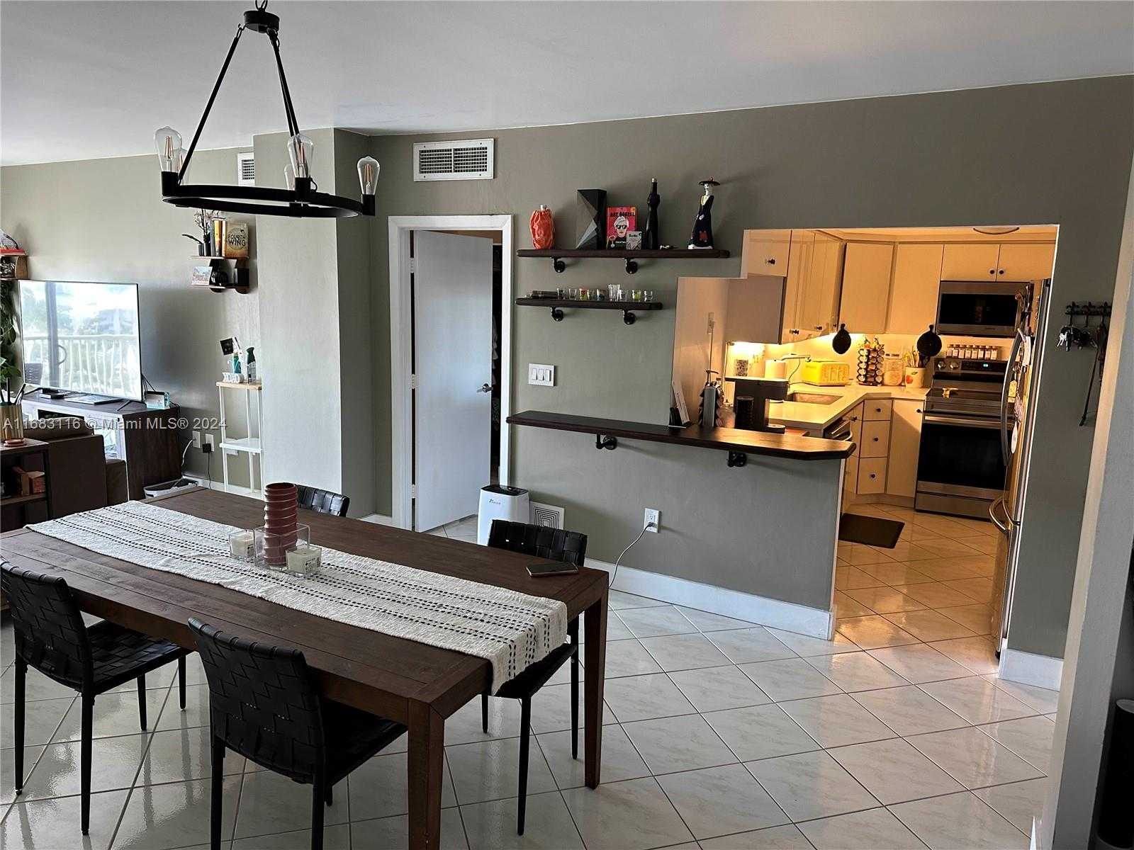 Small Image of 300 BAYVIEW DR #703, Sunny Isles Beach Number 4