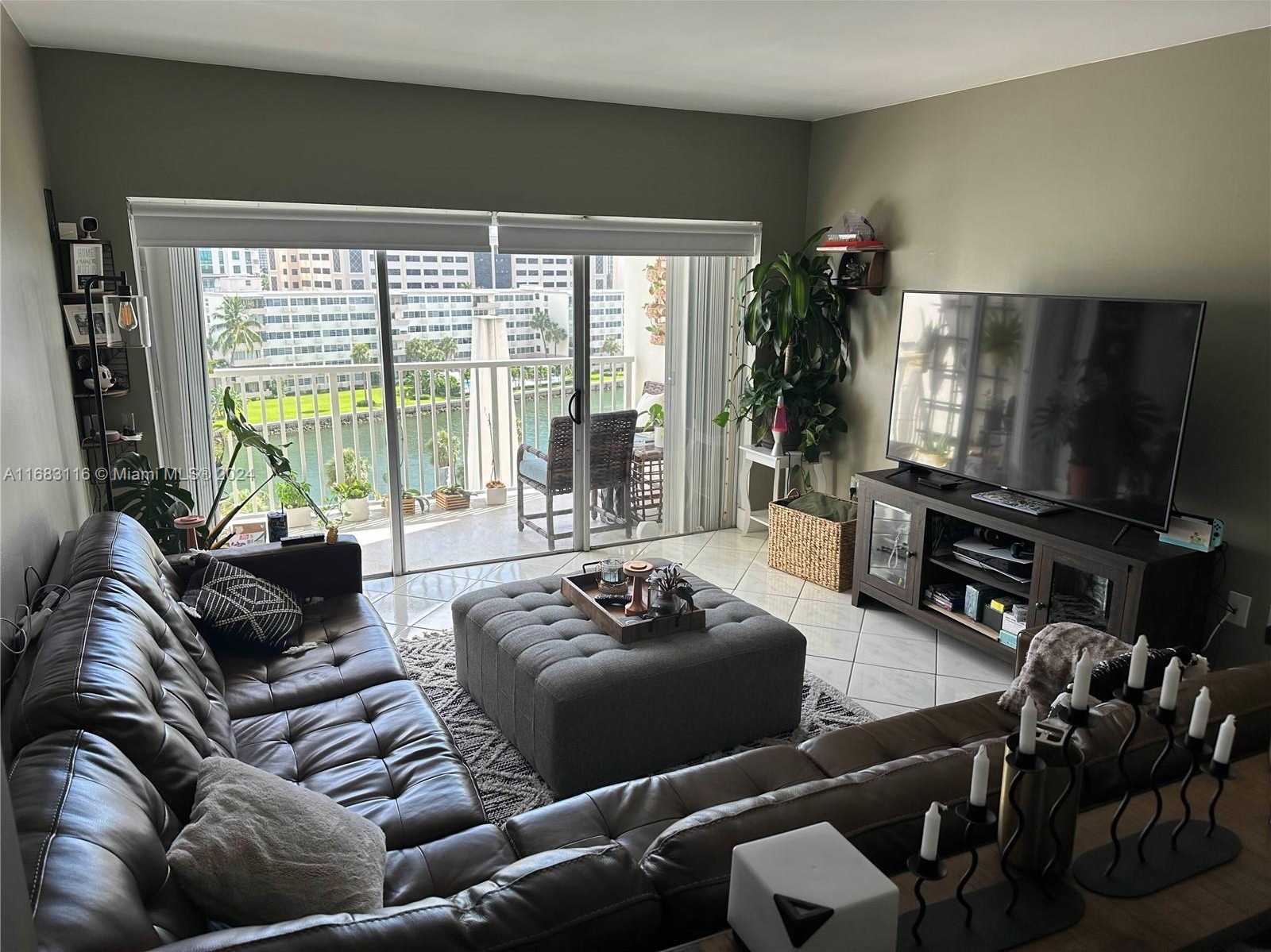 Small Image of 300 BAYVIEW DR #703, Sunny Isles Beach Number 6