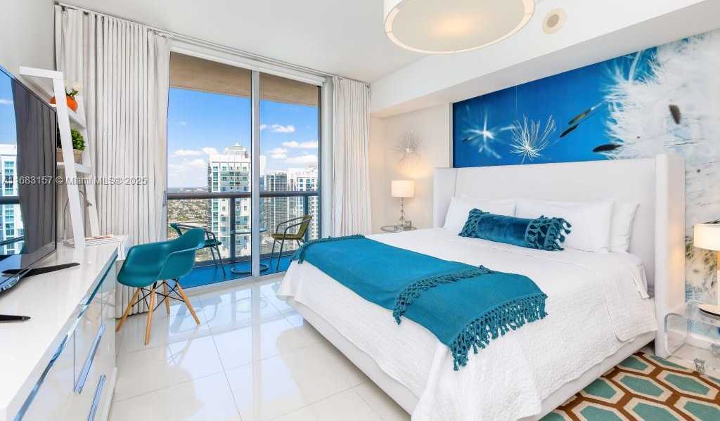 Small Image of 485 BRICKELL AVE #3906, Miami Number 12
